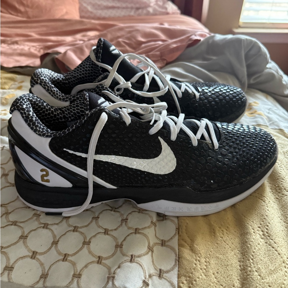 Nike Black and White Athletic Shoes/ Mambacitas